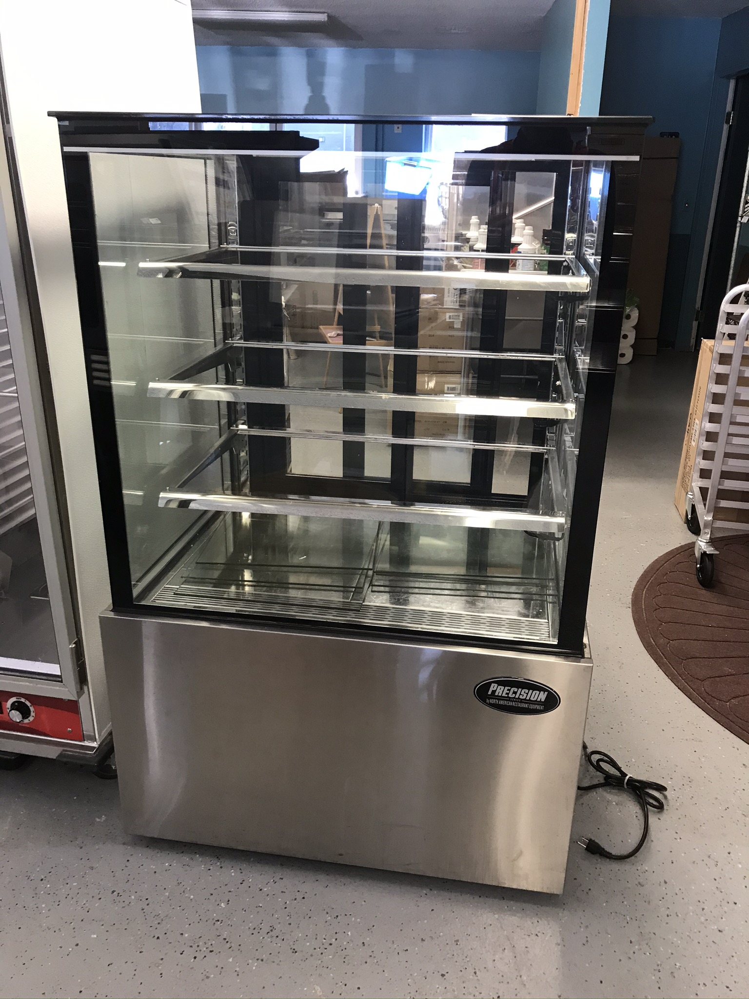 Refrigerated showcase